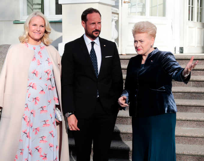 The Crown Prince and Crown Princess arrive for dinner with President Dalia Grybauskaitė. Photo: Lise Åserud, NTB scanpix